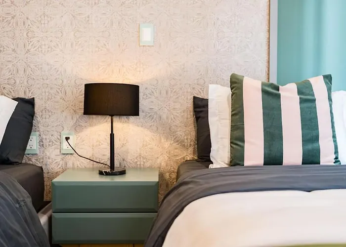 Twin For Groups Near Dining & Culture Apartment