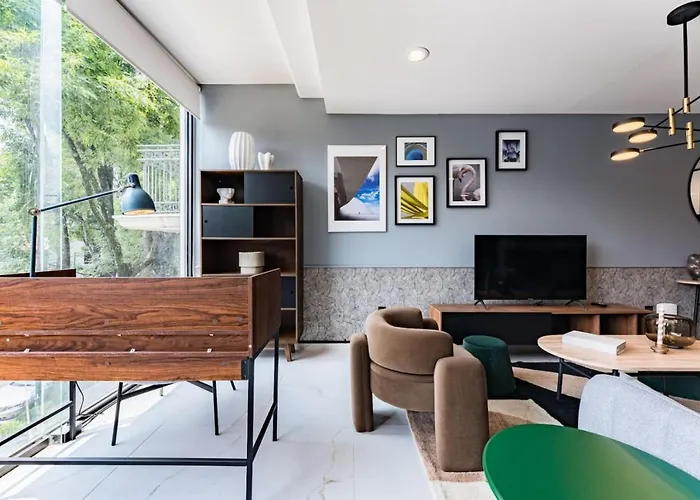 Twin For Groups Near Dining & Culture