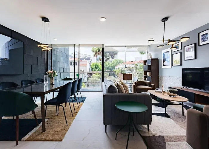 Twin For Groups Near Dining & Culture *